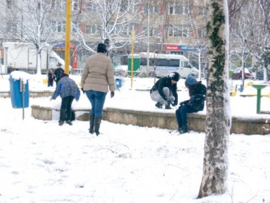 Ninsoarea şi cablurile rupte prelungesc vacanţa de iarnă a elevilor